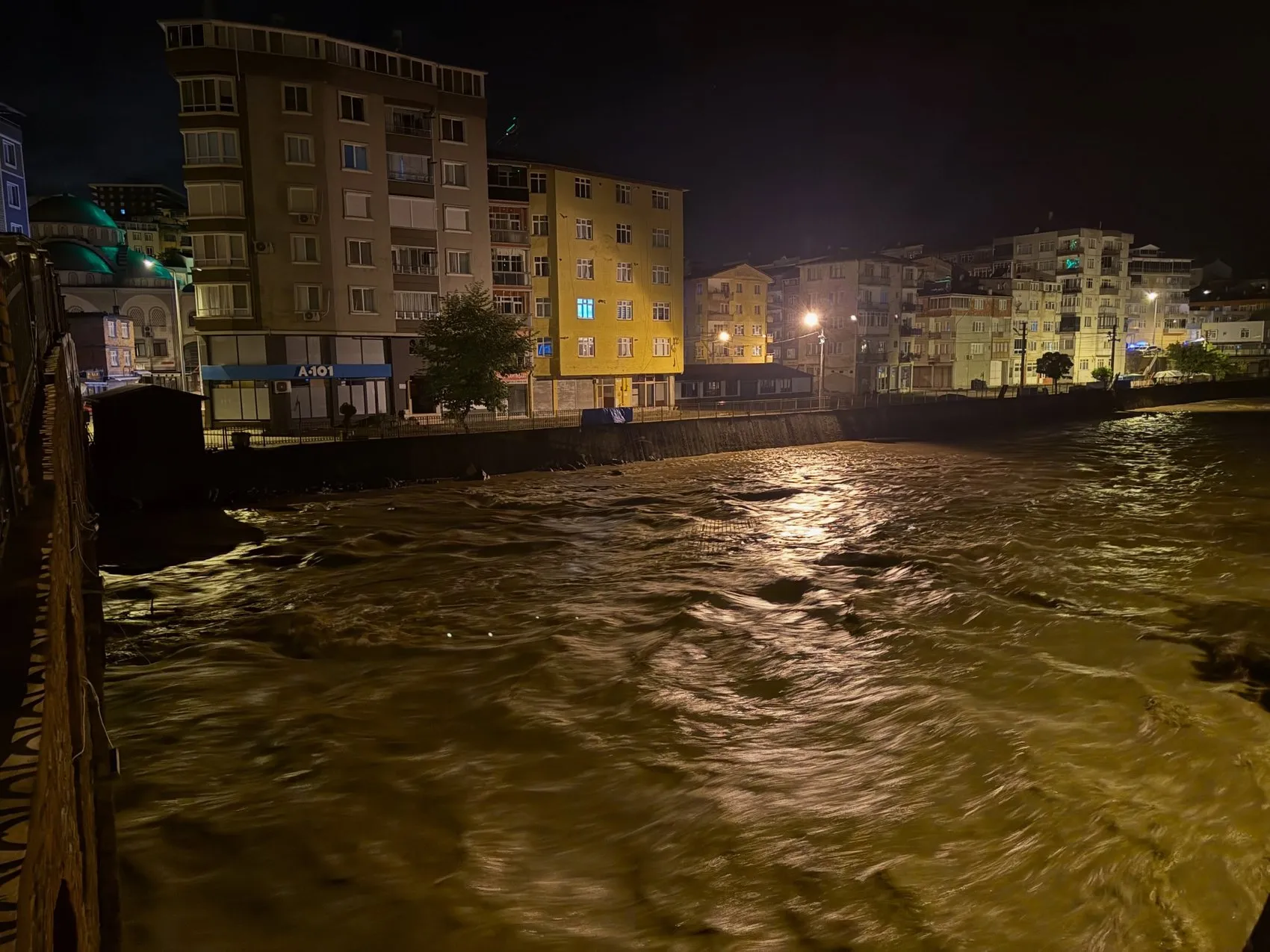 Giresun'da şiddetli yağış felakete dönüştü ve iki kişi sele kapıldı