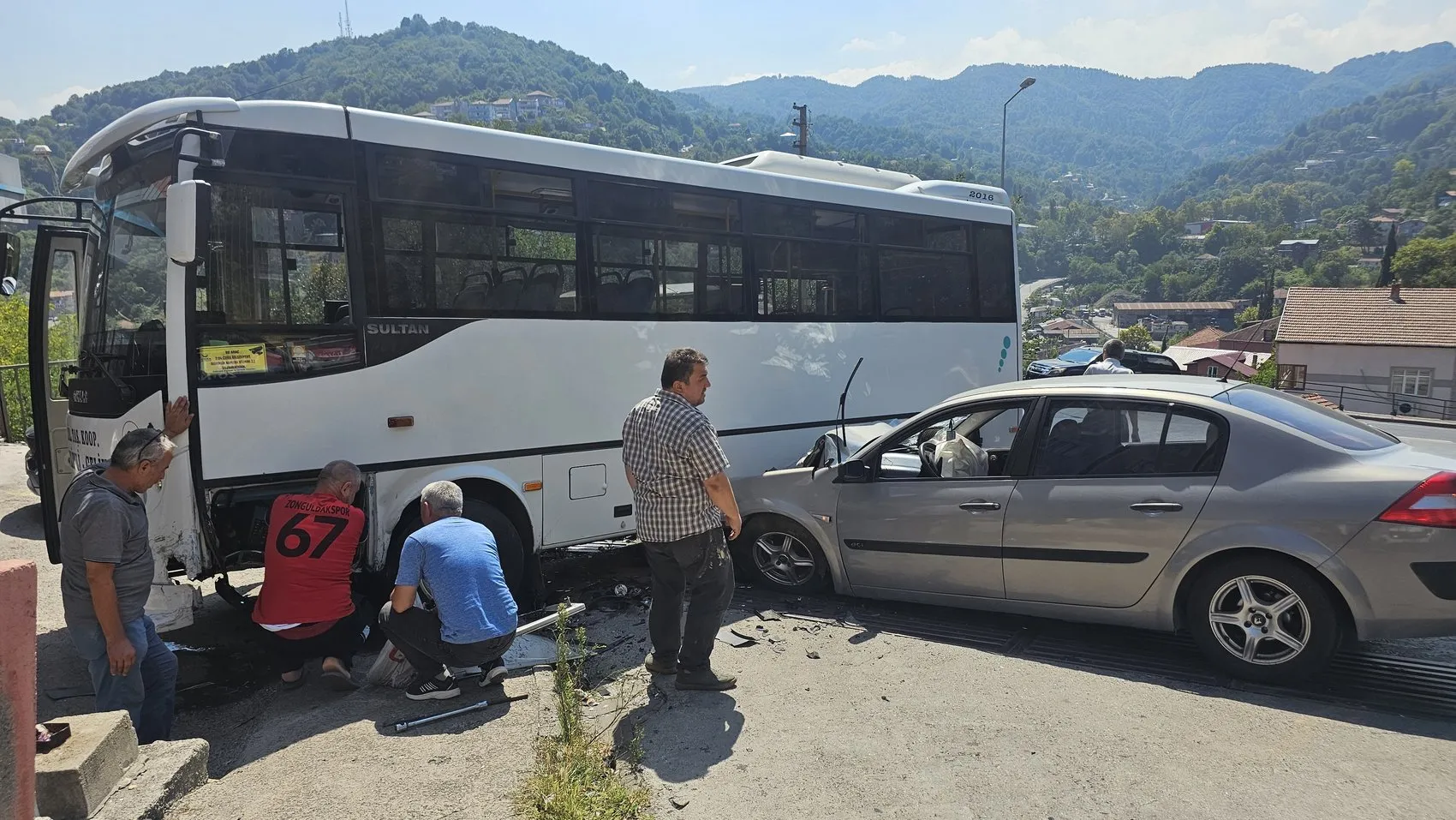 Zonguldak Kilimli yolunda halk otobüsü ile otomobil çarpıştı