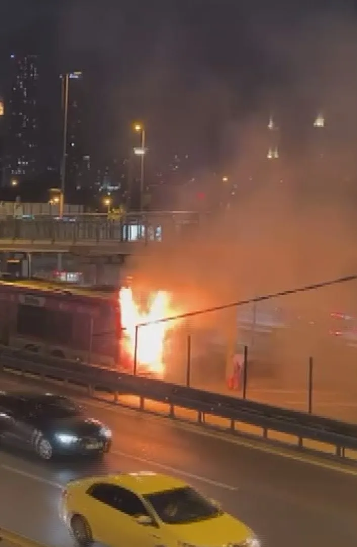 Kağıthane'de metrobüs seferleri kabusa döndü: Seyir halindeki araç alevlere teslim oldu