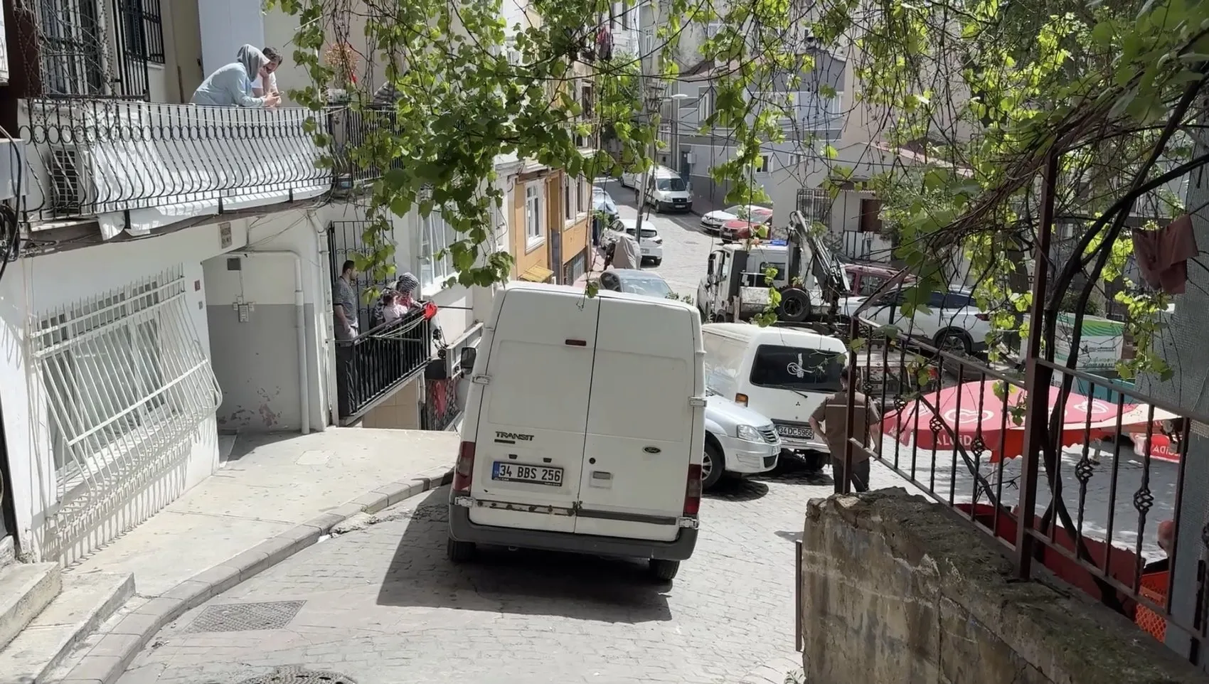 Beyoğlu’nda kargo aracı yokuştan kaydı otomobili askıda bıraktı