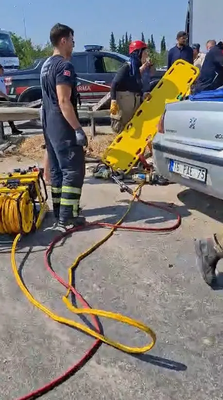 Bursa'da feci kaza Bariyerlere çarpan araçta iki kişi sıkıştı