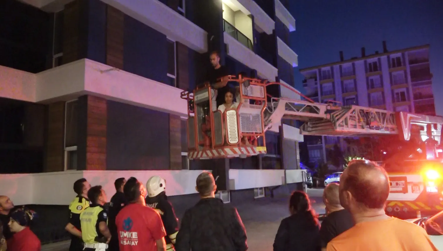 Aksarayda apartman yangını 14 kişiyi hastanelik etti