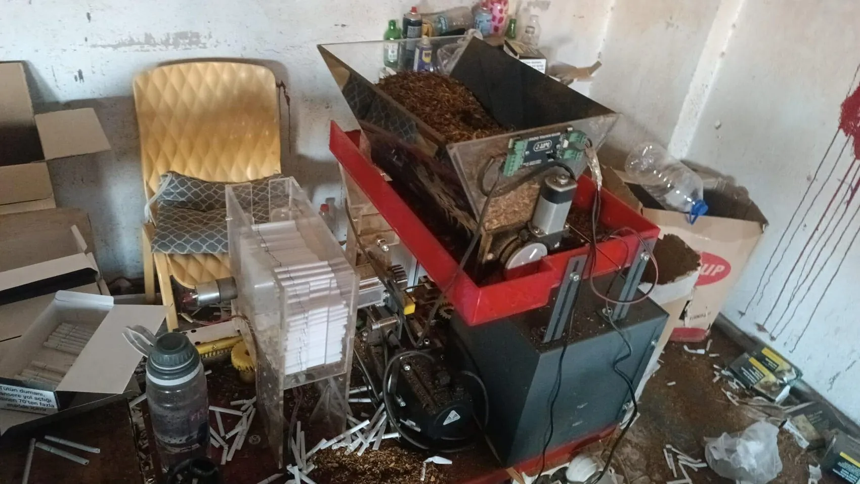 İzmir ve Manisa'da atölye gibi çalışan adreslere baskın 13 gözaltı