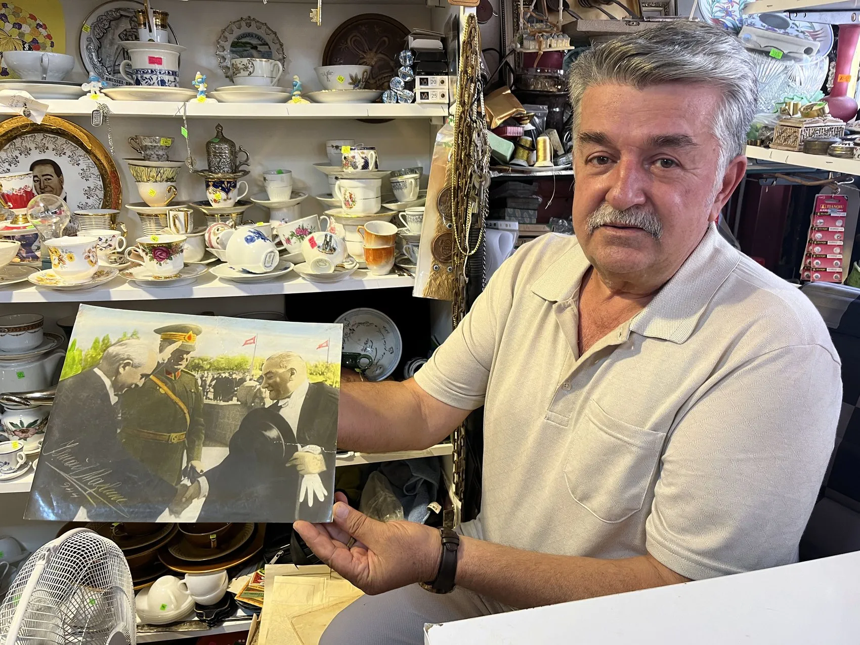 Otel müdürü 49 yılda 10 bin parça topladı, 4 binini dükkanda sergiliyor