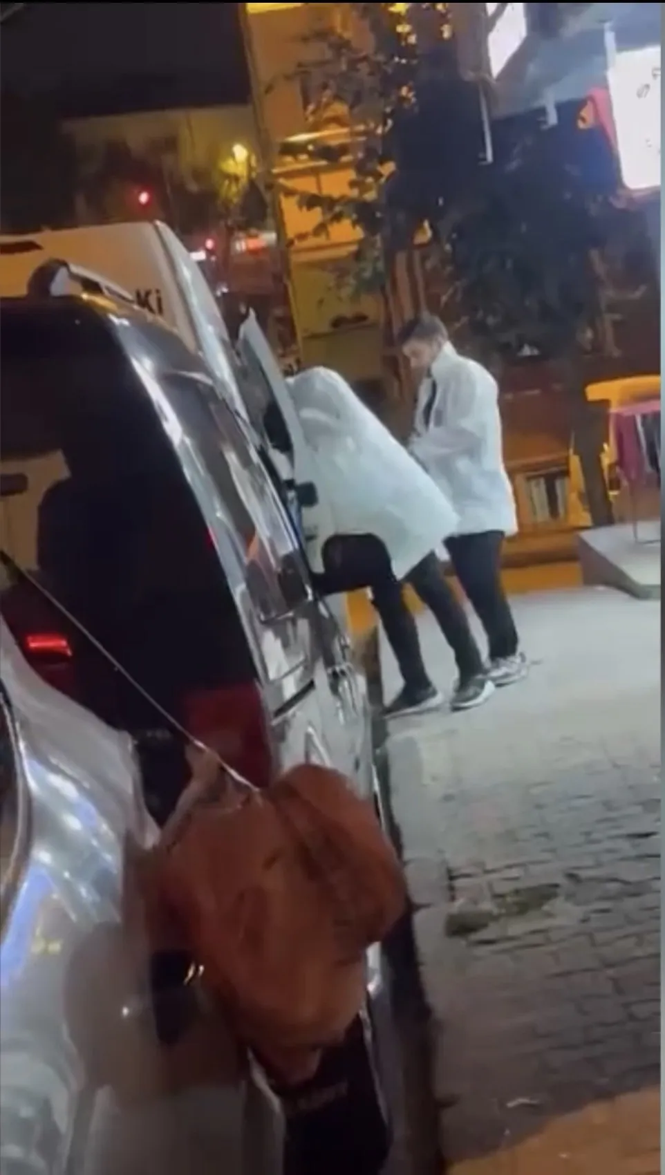 Amcası eve gelince yerde hareketsiz yatan yeğenini buldu