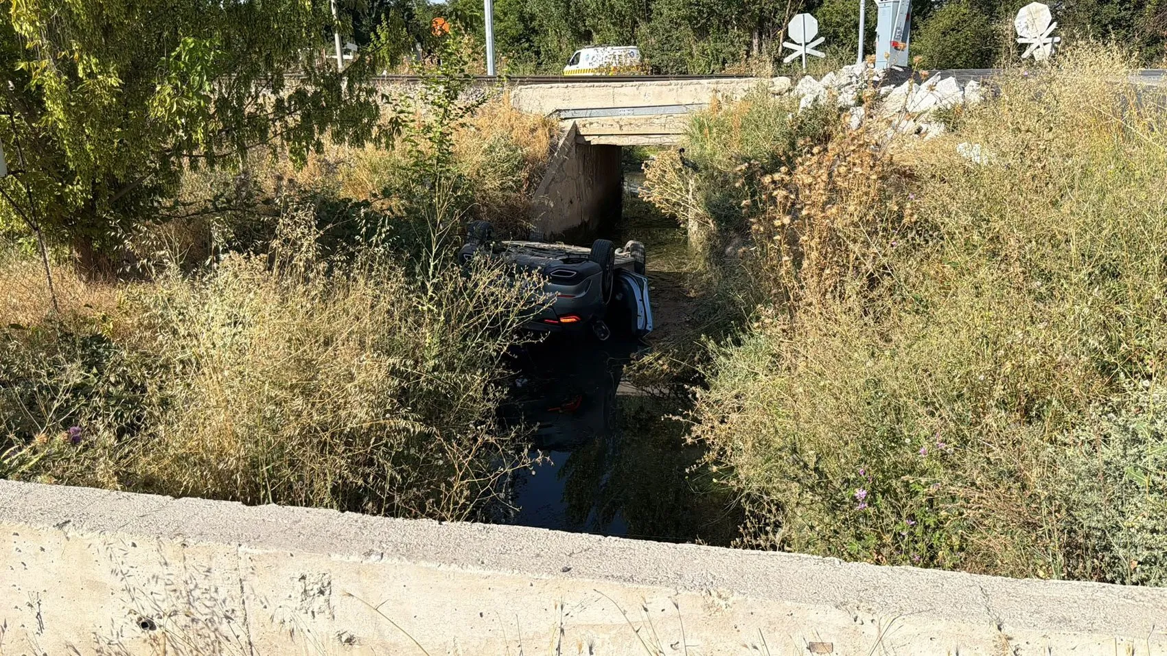Kütahya’da kontrolden çıkan otomobil su kanalına uçtu