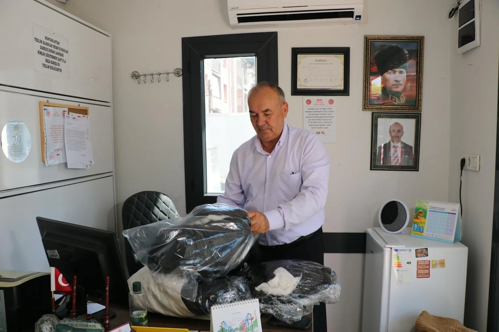 Mahalle esnafı ve hayırseverleri buluşturan muhtar, 175 öğrenciyi giydirdi