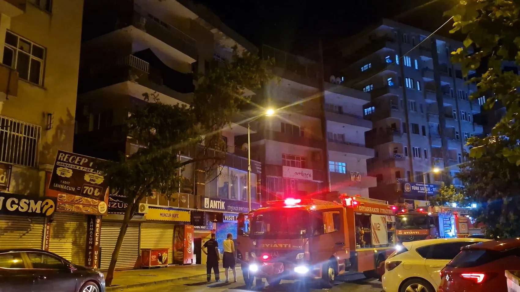 Diyarbakır'da gece yarısı çatı yangını ve iki şüpheli gözaltısı