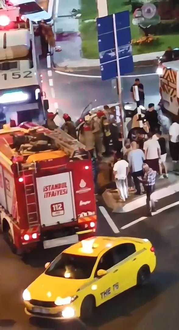 Kağıthane’de bekçinin kullandığı otomobil İETT otobüsüyle çarpıştı