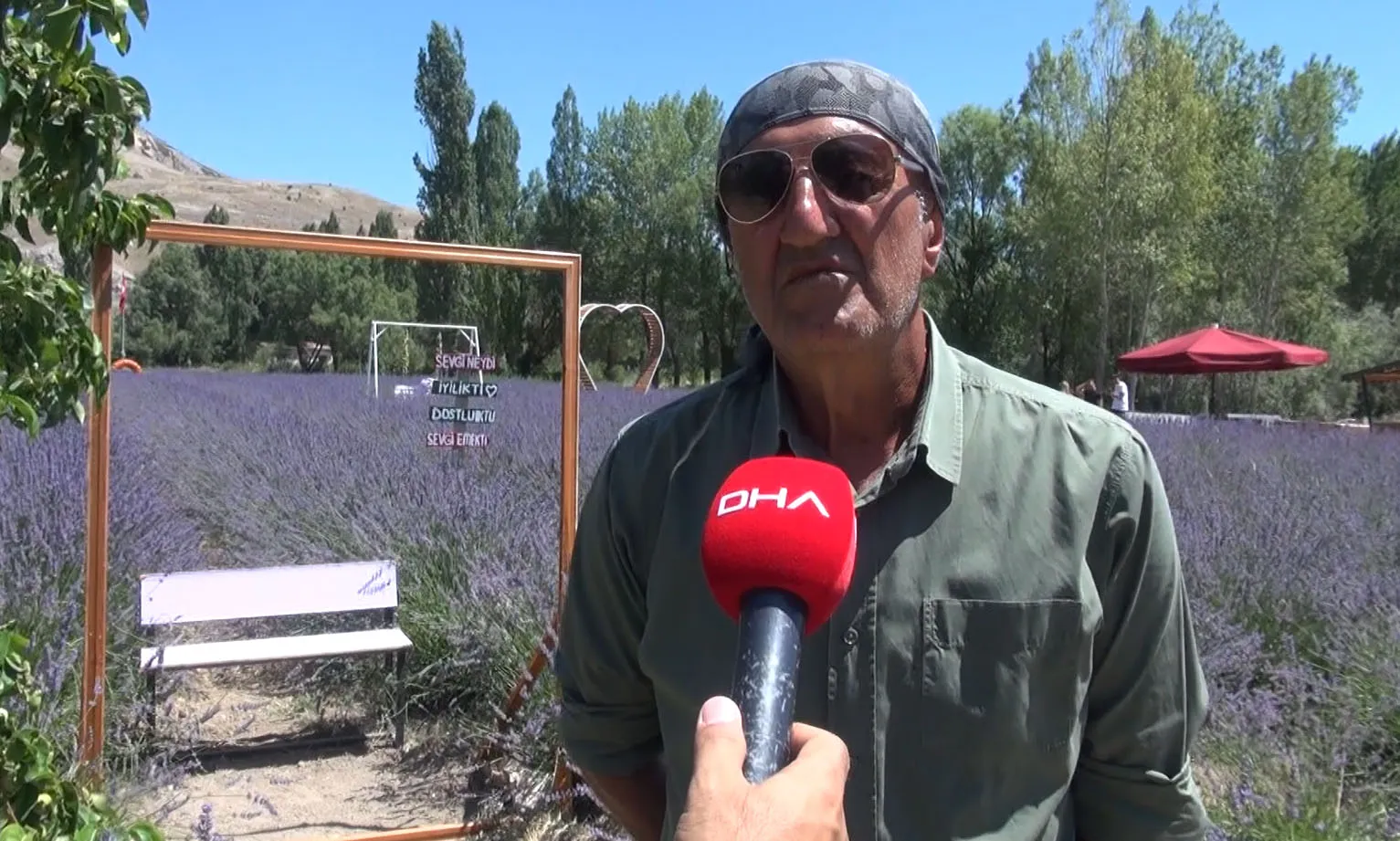 Emekli memur tarlasını mor bahçeye çevirdi