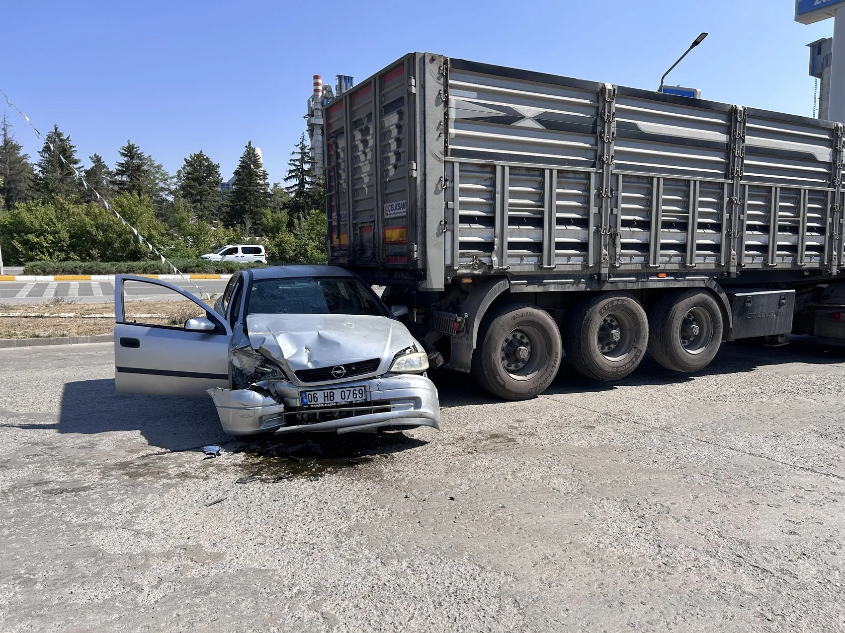 Polisten kaçtı, akaryakıt istasyonunda TIR'lara çarptı 2 yaralı