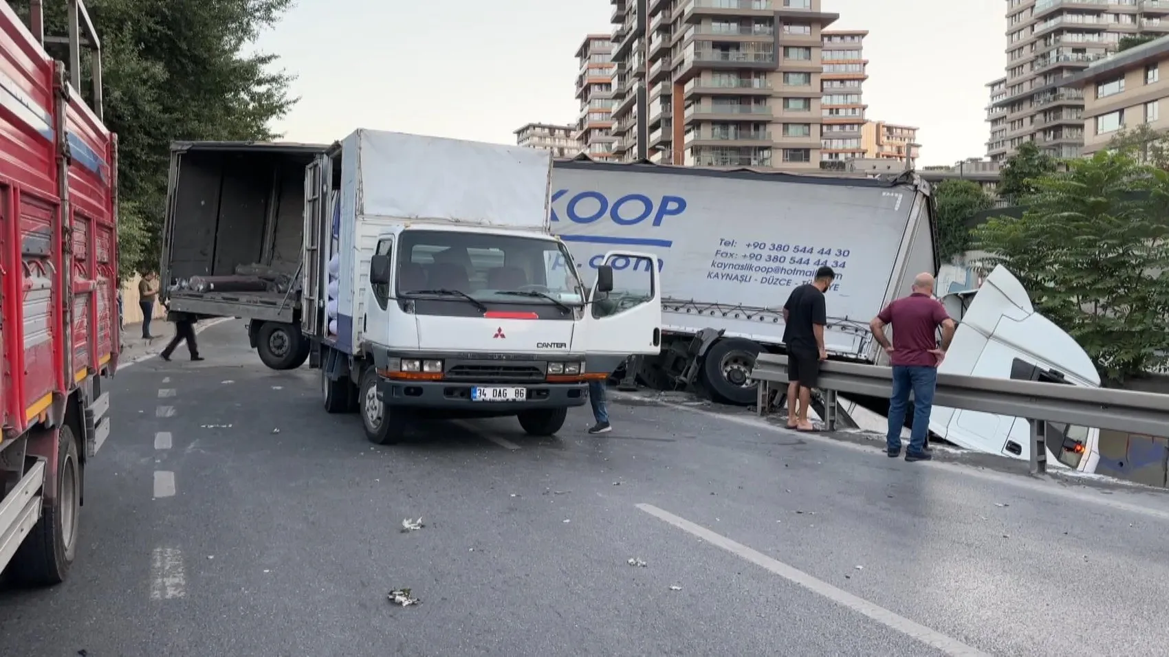 Esenler'de kontrolden çıkan TIR dere yatağına uçtu