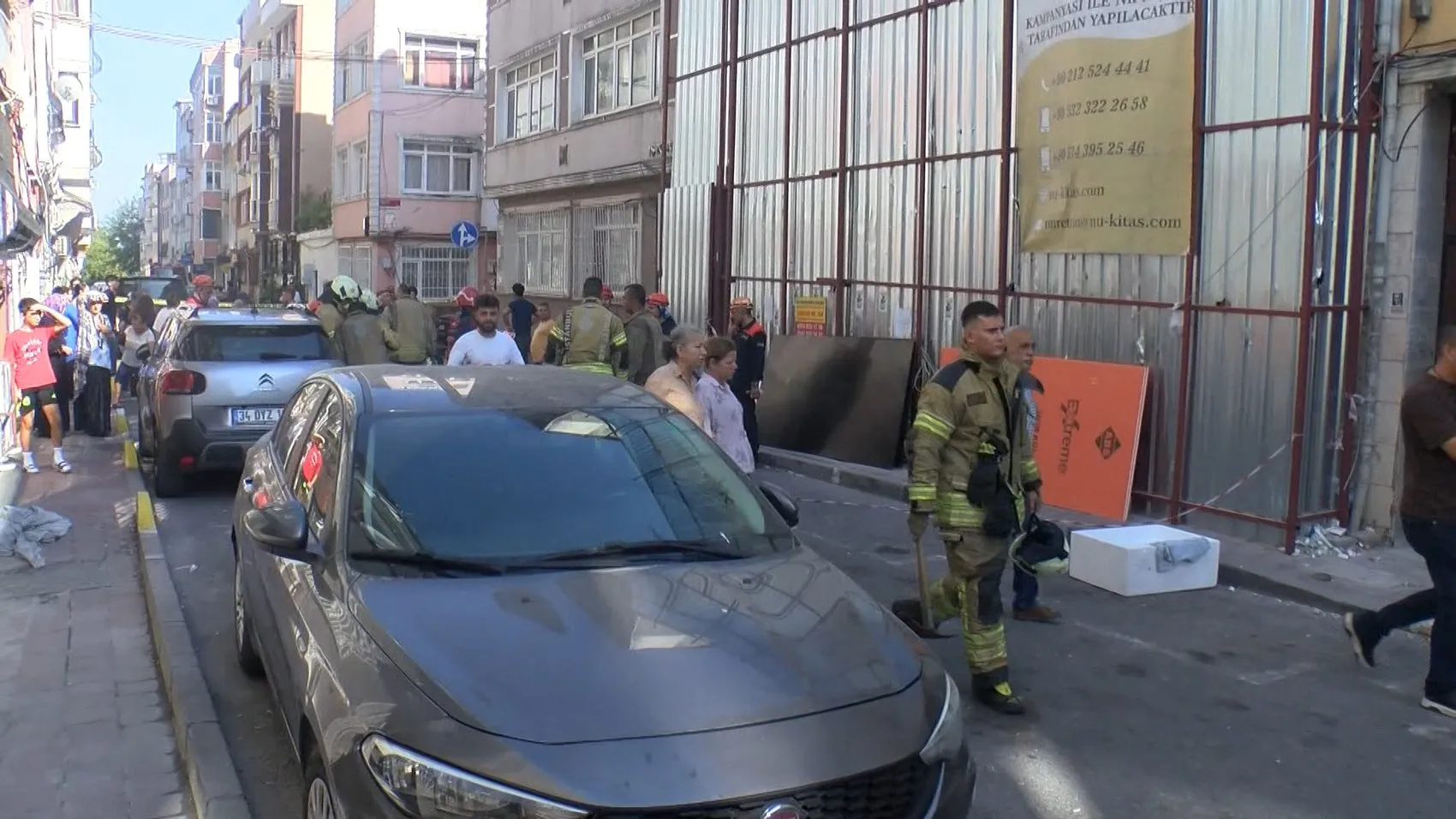 Fatih'te yıkım kepçesi çukura düştü 2 yaralı
