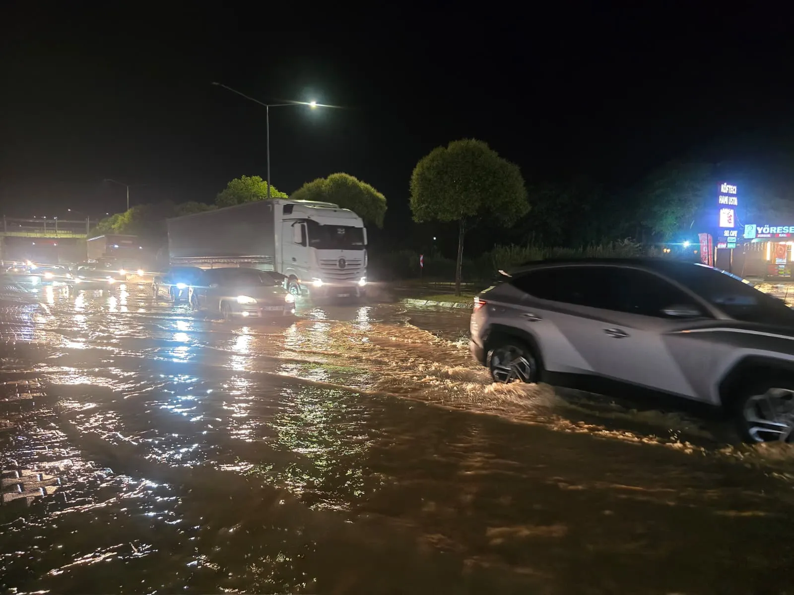 Fatsa'da akşam saatlerinde bastıran sağanak trafiği kilitledi