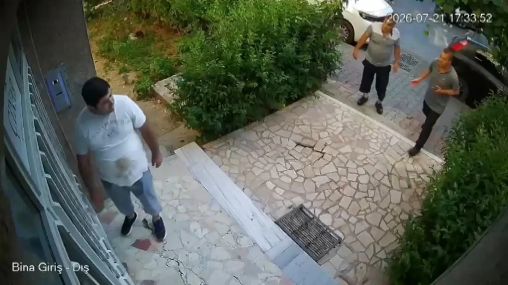 Sultangazi'de dehşet anları Komşusunu bıçaklayıp engelli bireyi yaraladı