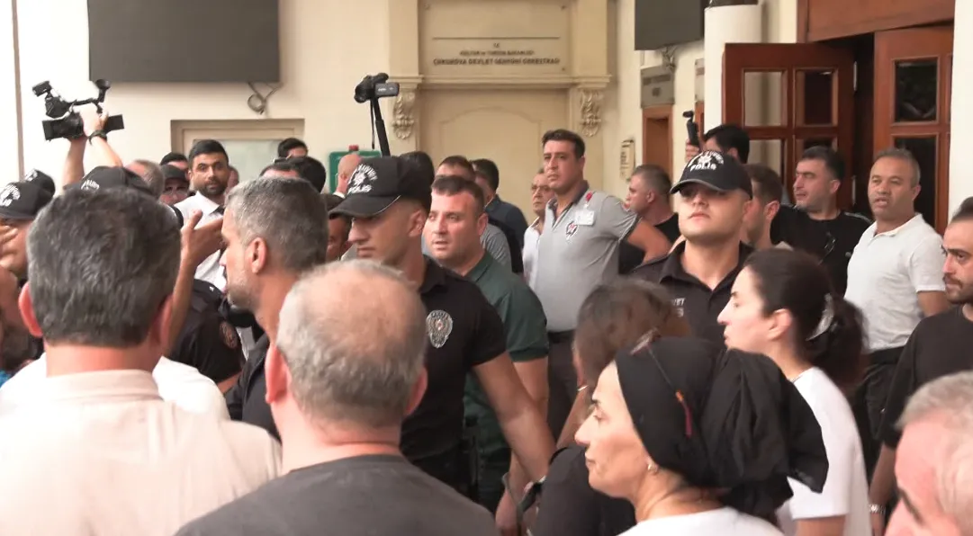 Adana’da servisçilerin belediye önündeki plaka eylemine polis müdahalesi