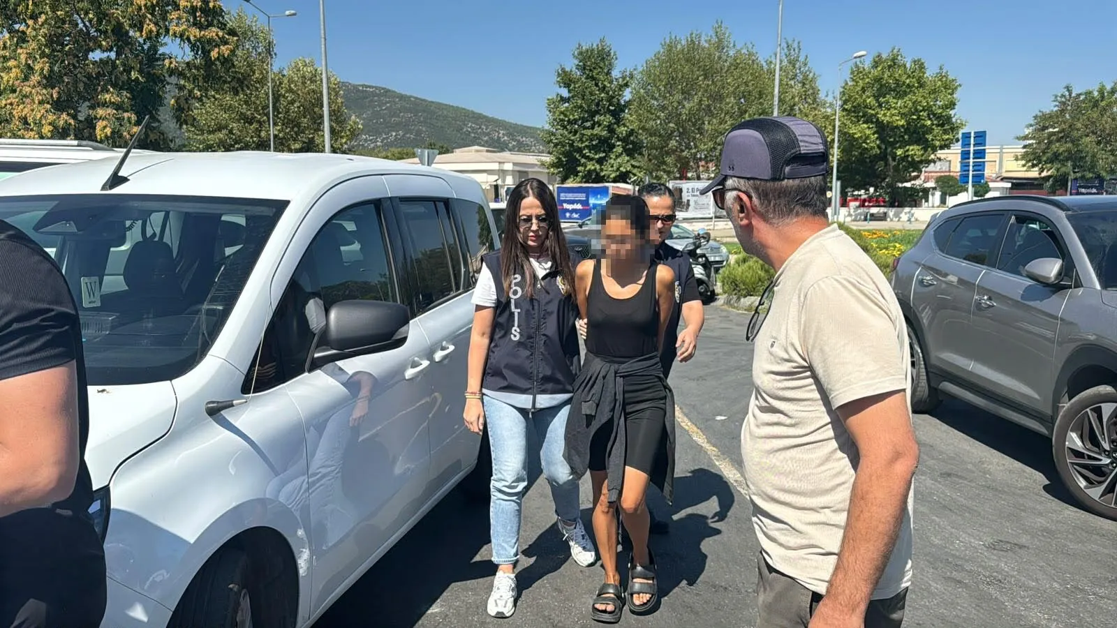 Muğla'da Türk bayrağını yakan kadın adliyeye çıkarıldı