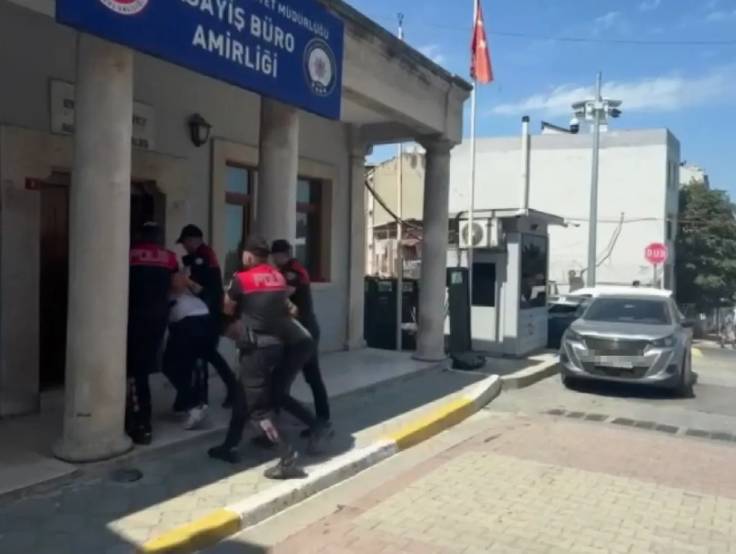 Adliye kavgasını basmaya giden silahlı gruba polis engeli