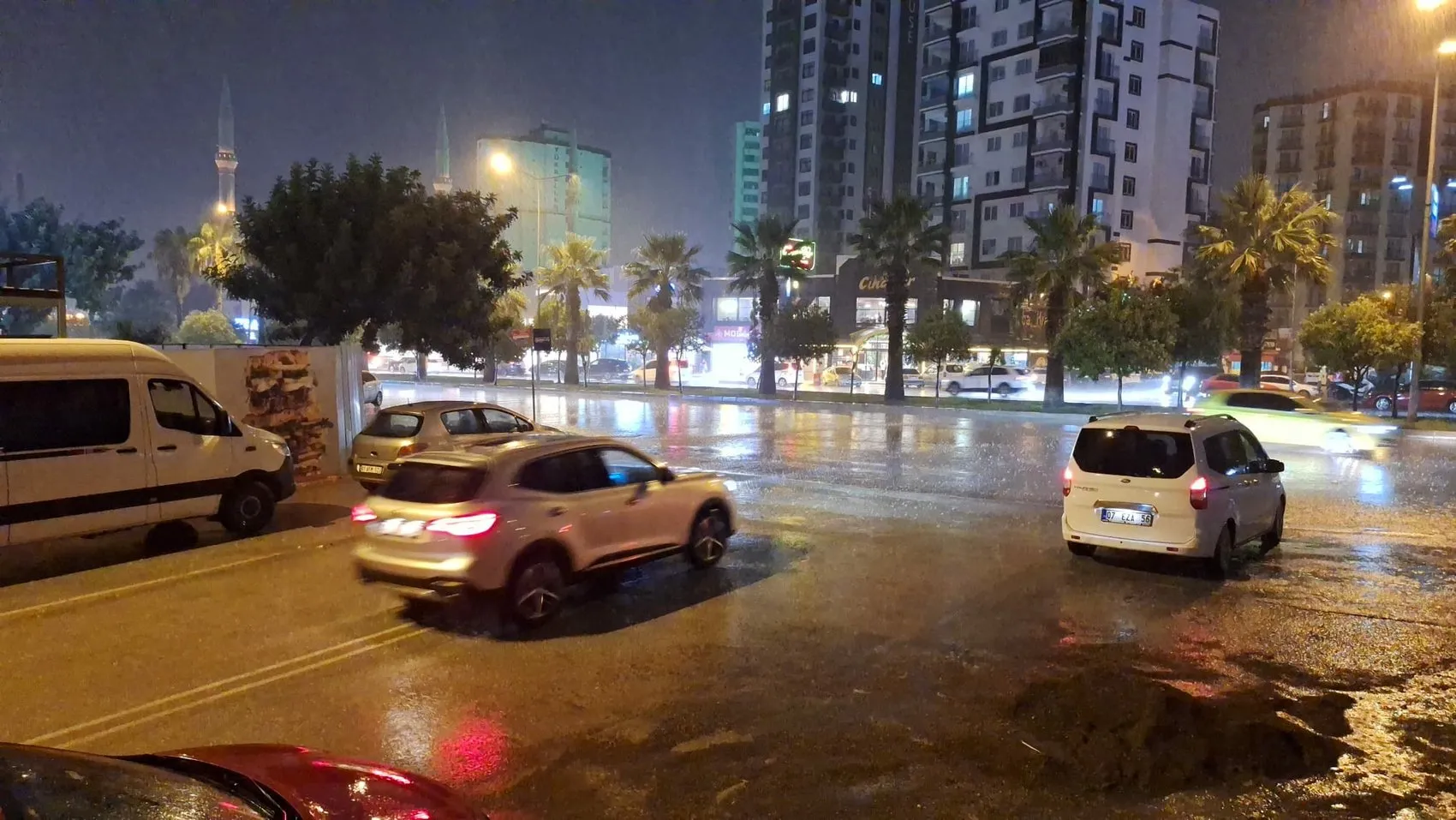 Adana'da sıcak havayı bir saatlik sağanak kesti