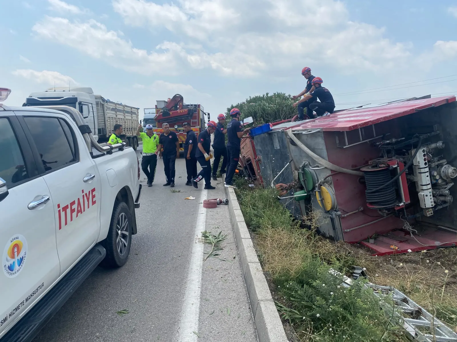 Yangına yetişmeye çalışan itfaiye aracı devrildi