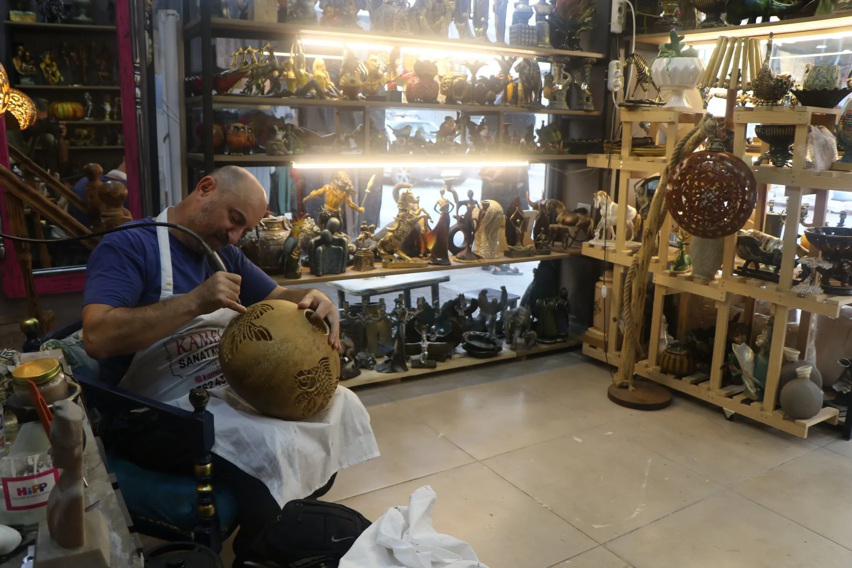 Mesai bitince beyaz önlüğü çıkarıp su kabağı işliyor