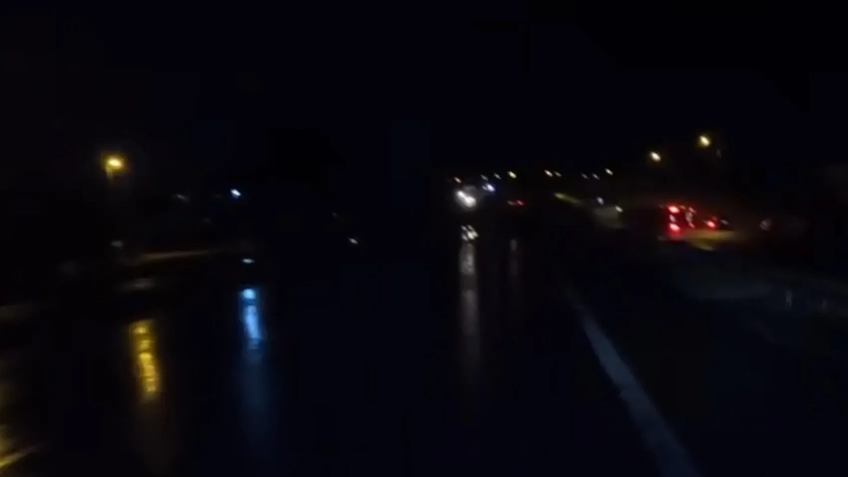 Otobüs yan yola savruldu, motosikletli yardıma koştu