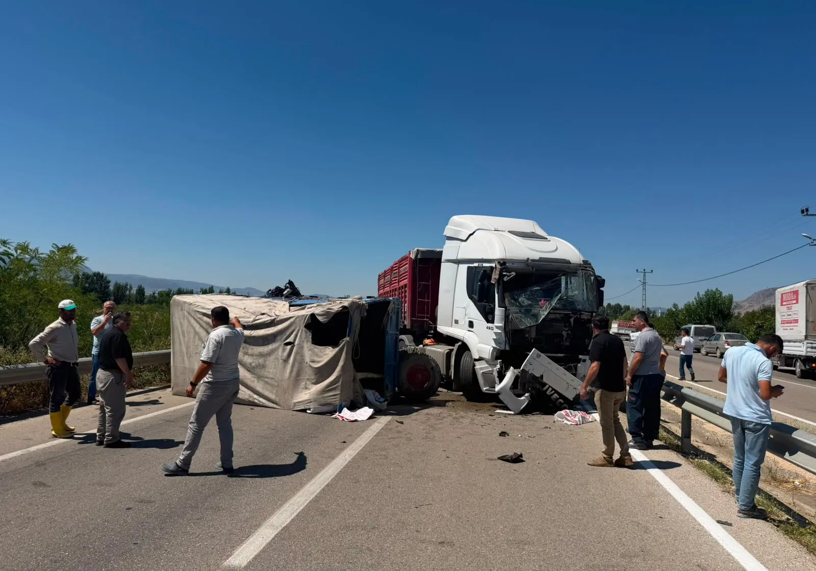 Tokat yolunda traktör ve tır çarpıştı
