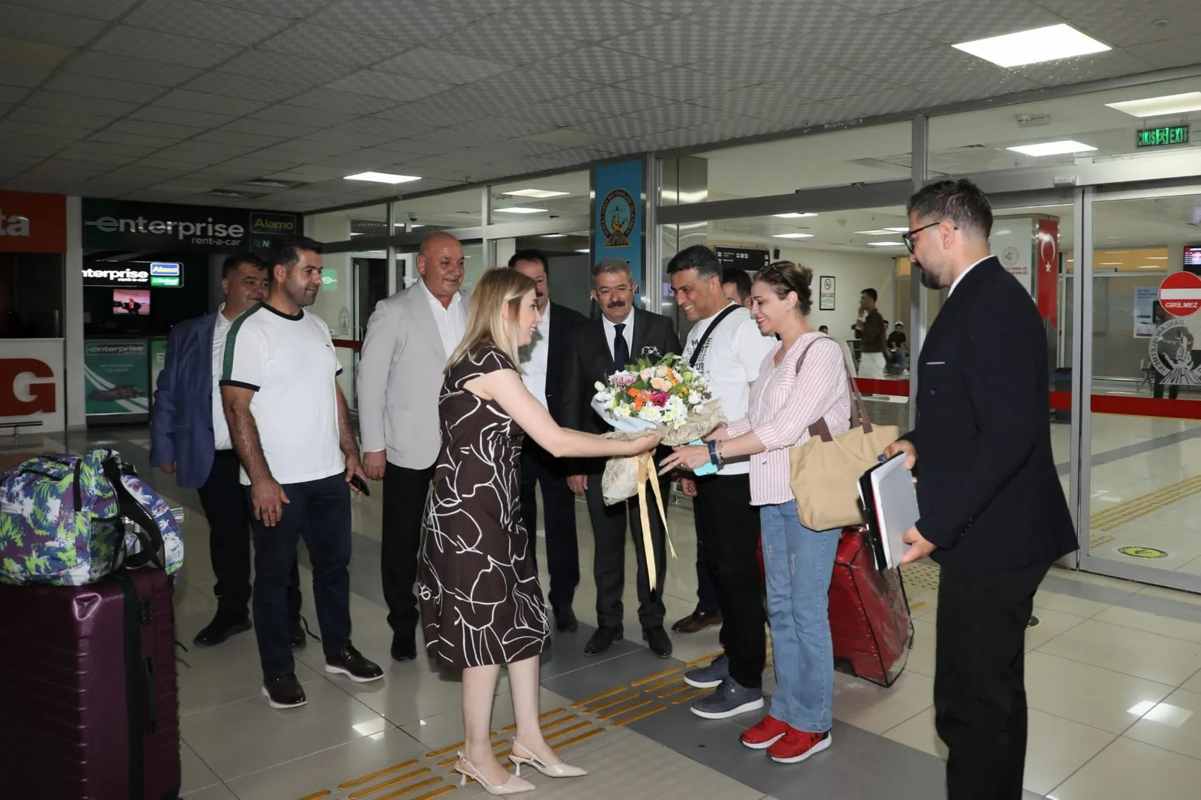 İlk uçuşun yolcuları Van’da çiçeklerle karşılandı Tahran’dan 80 turist geldi
