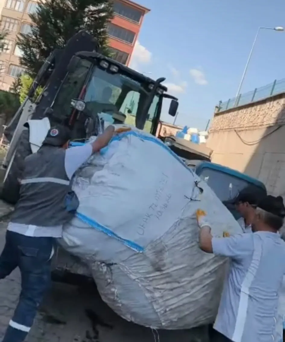 Karabük'te bir sitenin bahçesinden 4 kamyon çöp çıktı