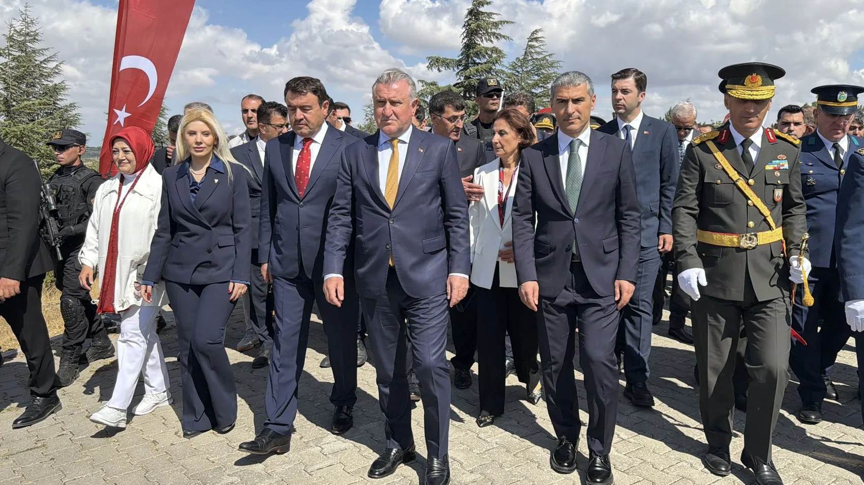 Dumlupınar'da 30 Ağustos coşkusu: Türk milleti esaret kabul etmez mesajı