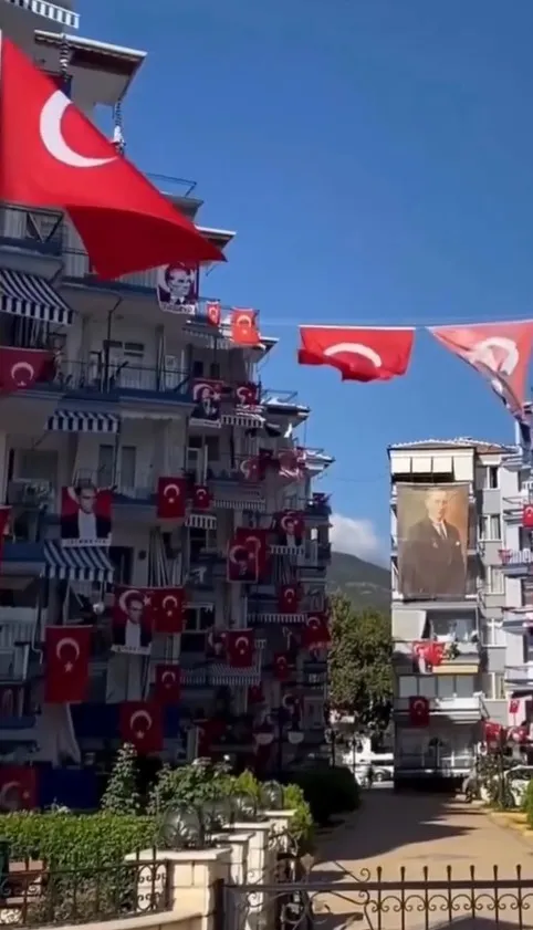 Gemlik'te bir site 30 Ağustos için kırmızı beyaza büründü