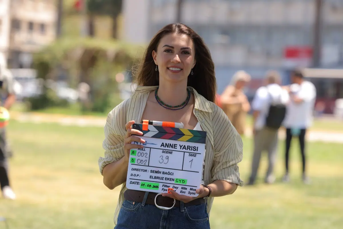 Burcu Özberk geri döndü! "Anne Yarısı"ndan ilk set kareleri olay oldu: "Bu ikili sezonu sallayacak" 2