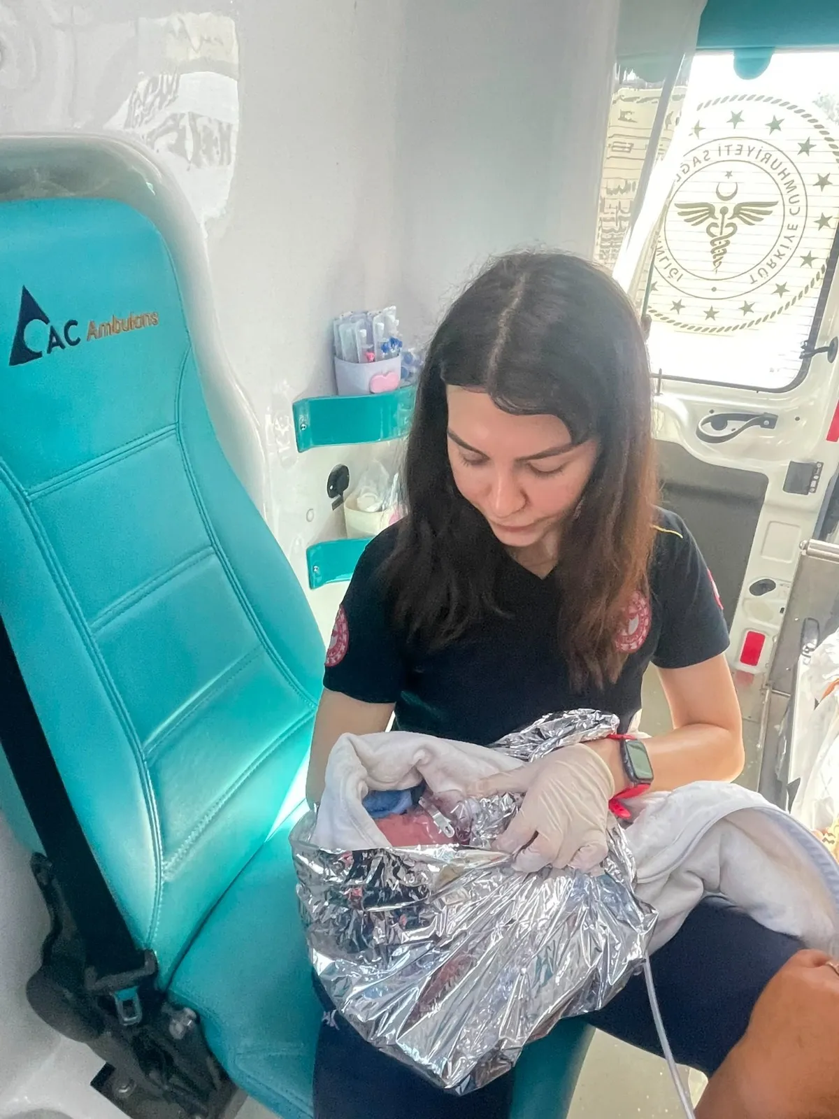 Yol üstünde gelen bebek Ambulans hastaneye varmadan doğum gerçekleşti