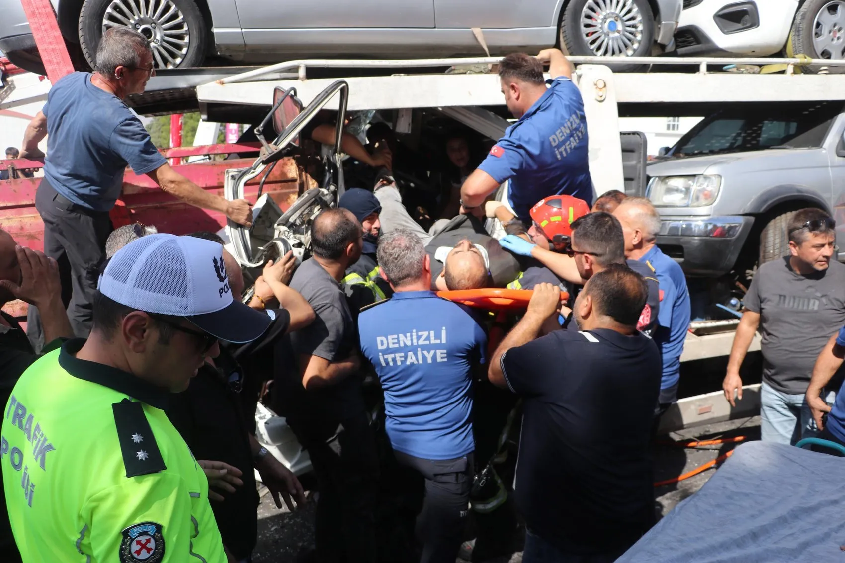 Çekici kırmızı ışıkta duran kamyonete çarptı; iki sürücü yaralı