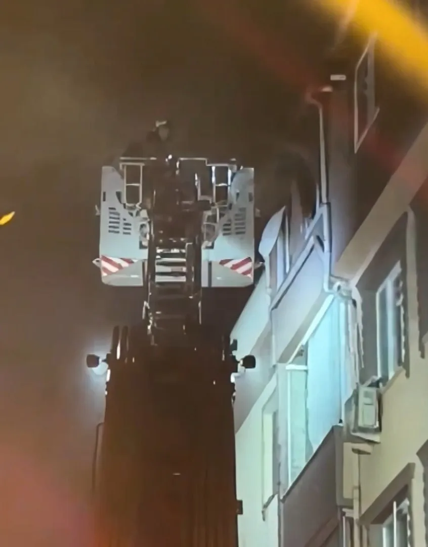 Küçükçekmece’de gece yarısı çatı yangını paniği