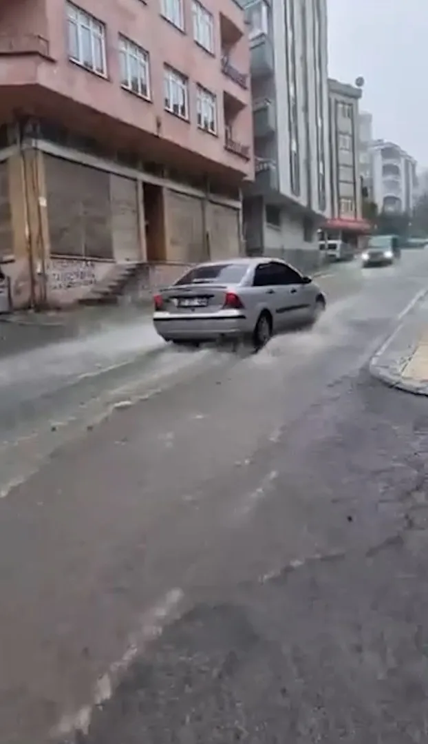 Samsun'da sağanak hayatı felç etti