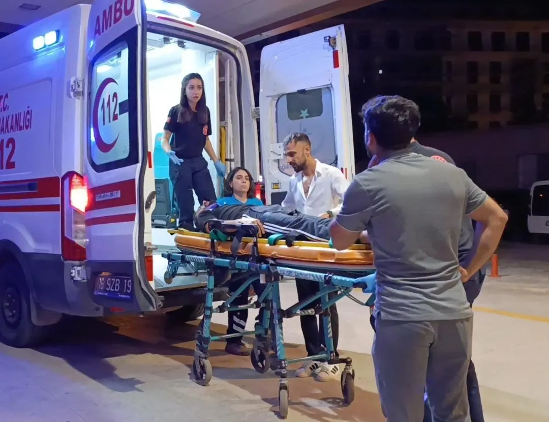 İnegöl'de kontrolden çıkan otomobil ortalığı birbirine kattı