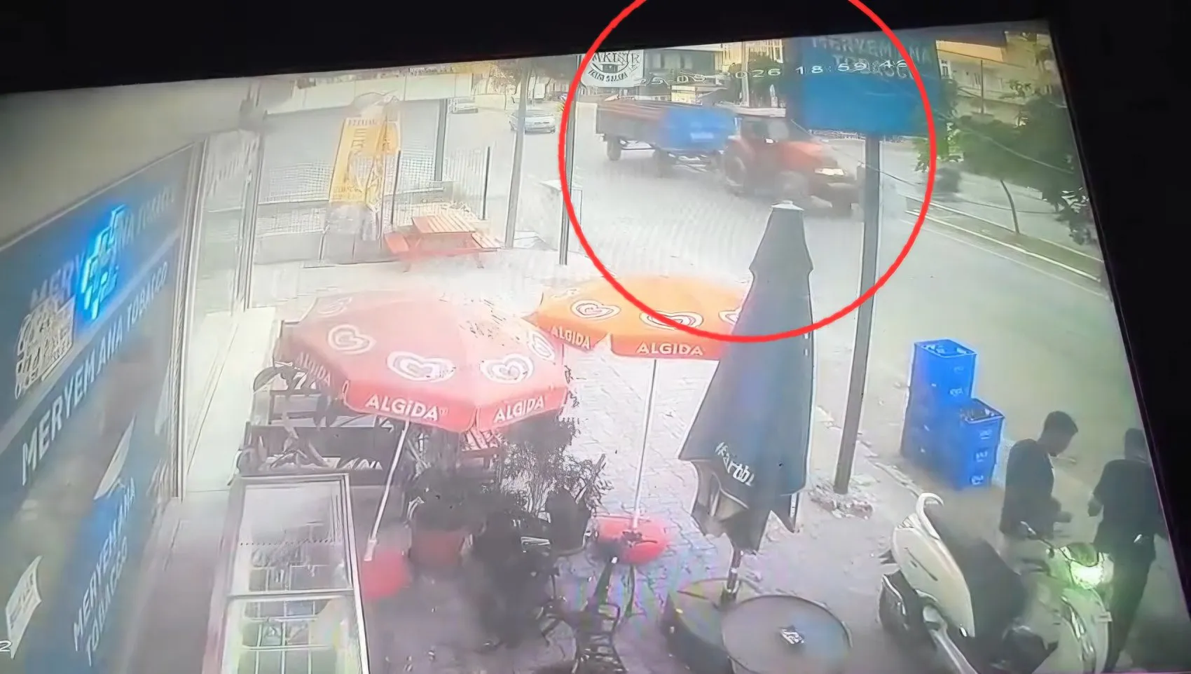 Traktörün römorku kopup kaldırımdakilere daldı, o anlar kamerada