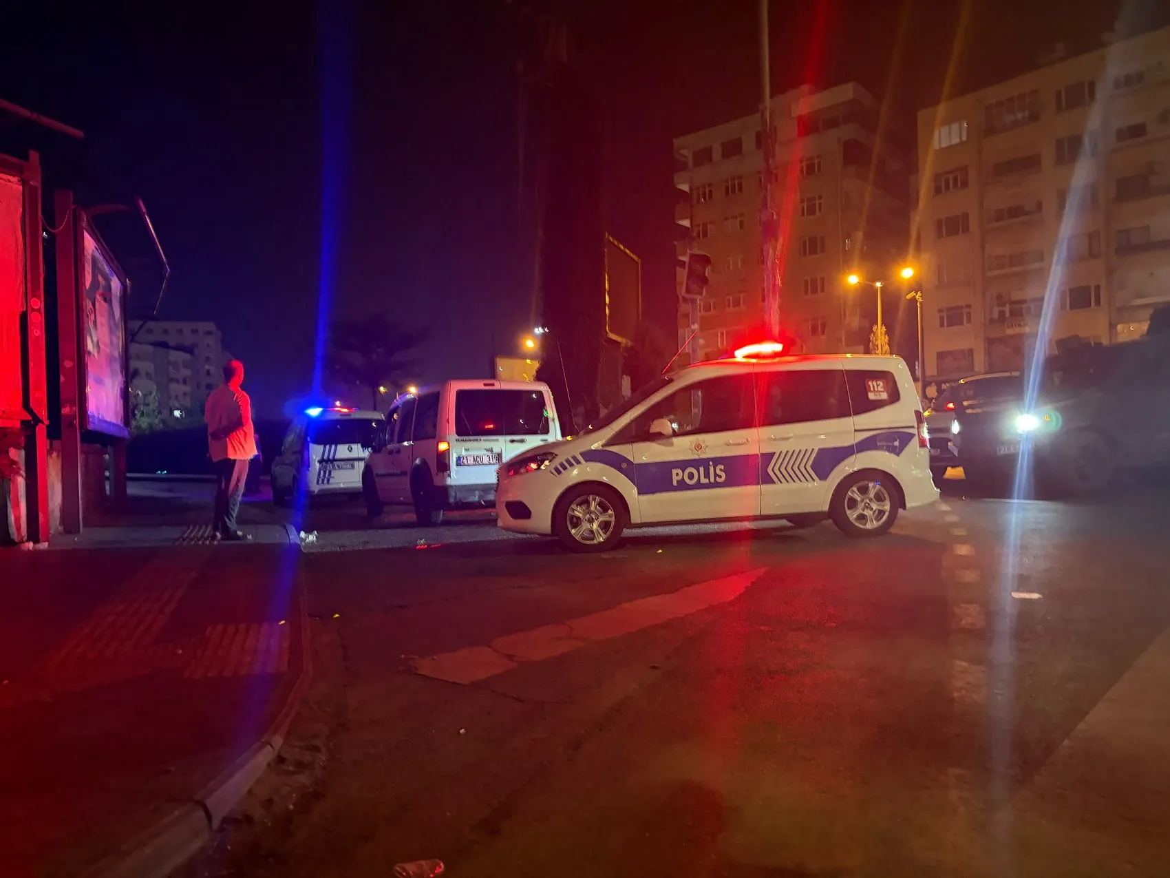 Diyarbakır'da cadde ortasında arkadaşların tekme tokat kavgası