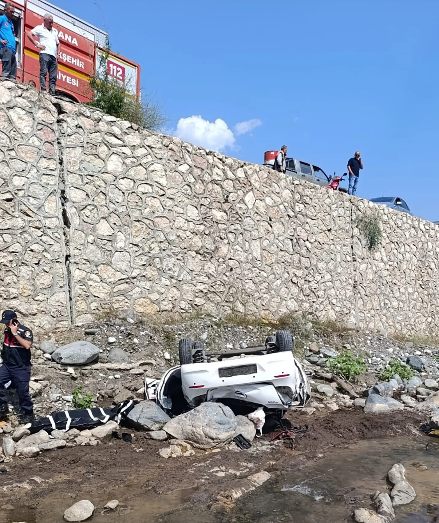 Aladağ'da otomobil dereye uçtu, iki kadın hayatını kaybetti