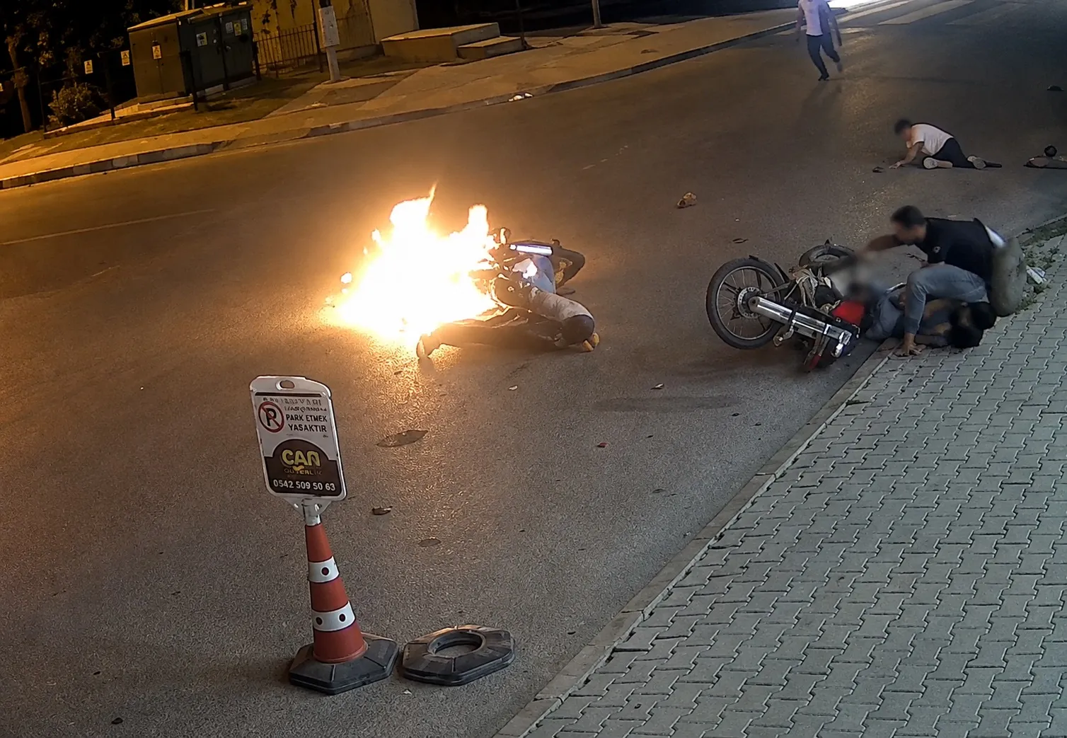 Birecik'te motosikletler çarpıştı Kaza anı kameraya yansıdı