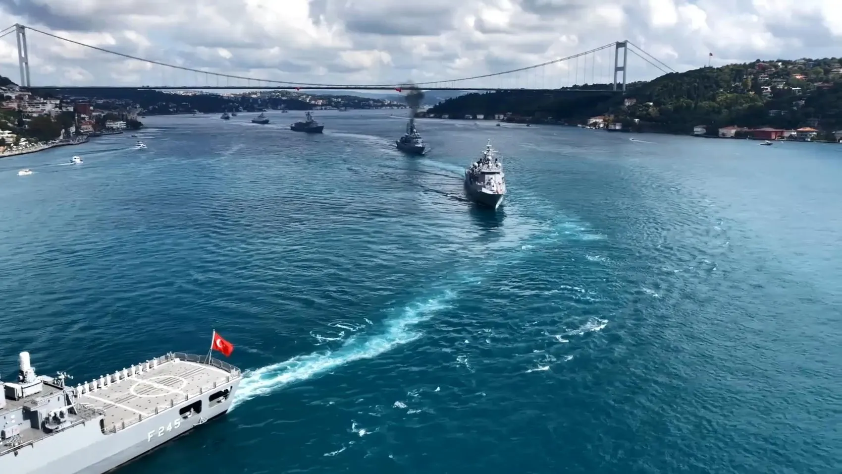 İstanbul Boğazı'nda 30 Ağustos coşkusu: 15 dev gemi tören geçişinde