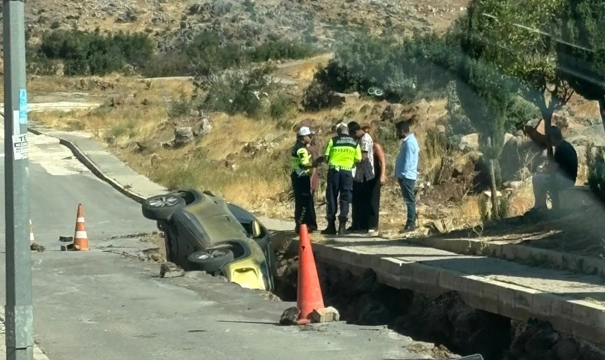 Rüzgarın uçurduğu dubalar kazaya davetiye çıkardı: Otomobil çukura gömüldü