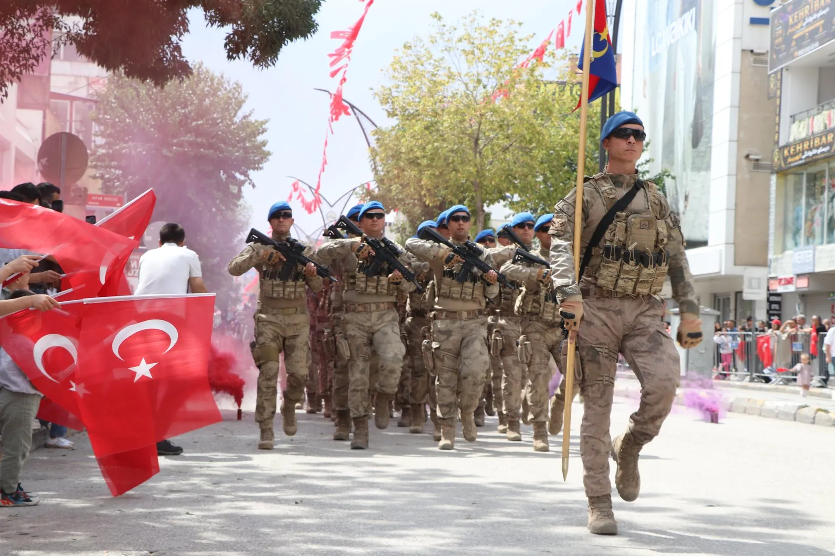 Van sokaklarında 30 Ağustos gururu: Atlı birliklerin geçişi nefes kesti