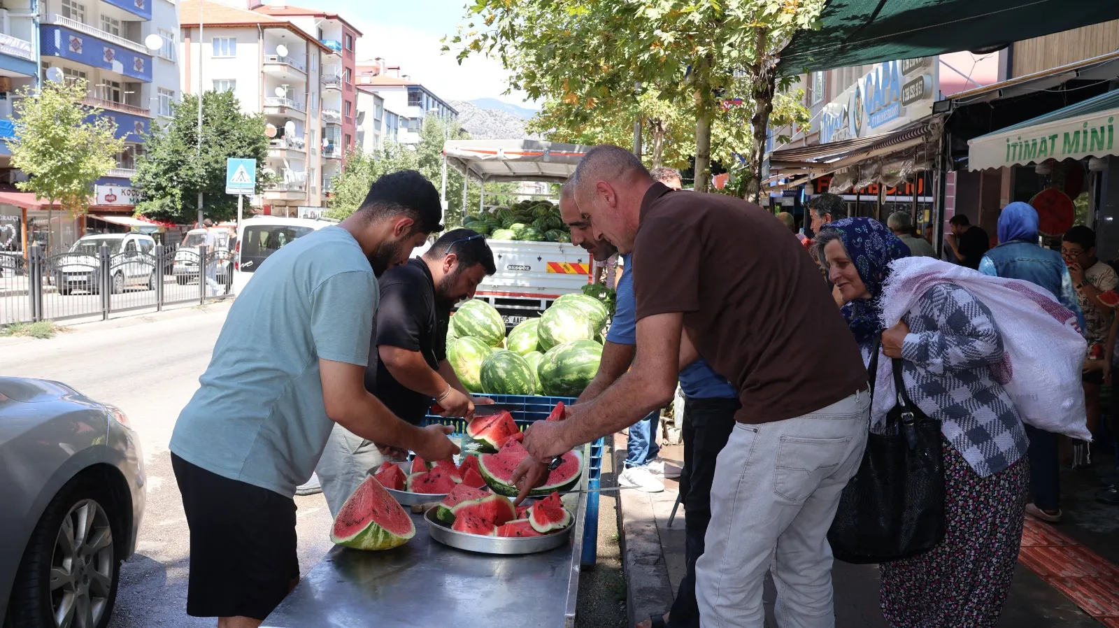 Salah gelmedi ama Amasyalı manav sözünü tuttu