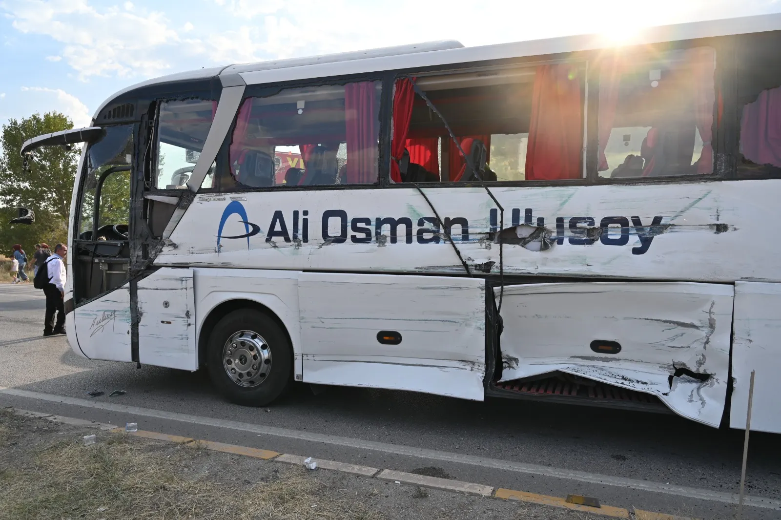 Kırıkkale'de zincirleme kaza Otobüs TIR'a, sonra kamyonete çarptı