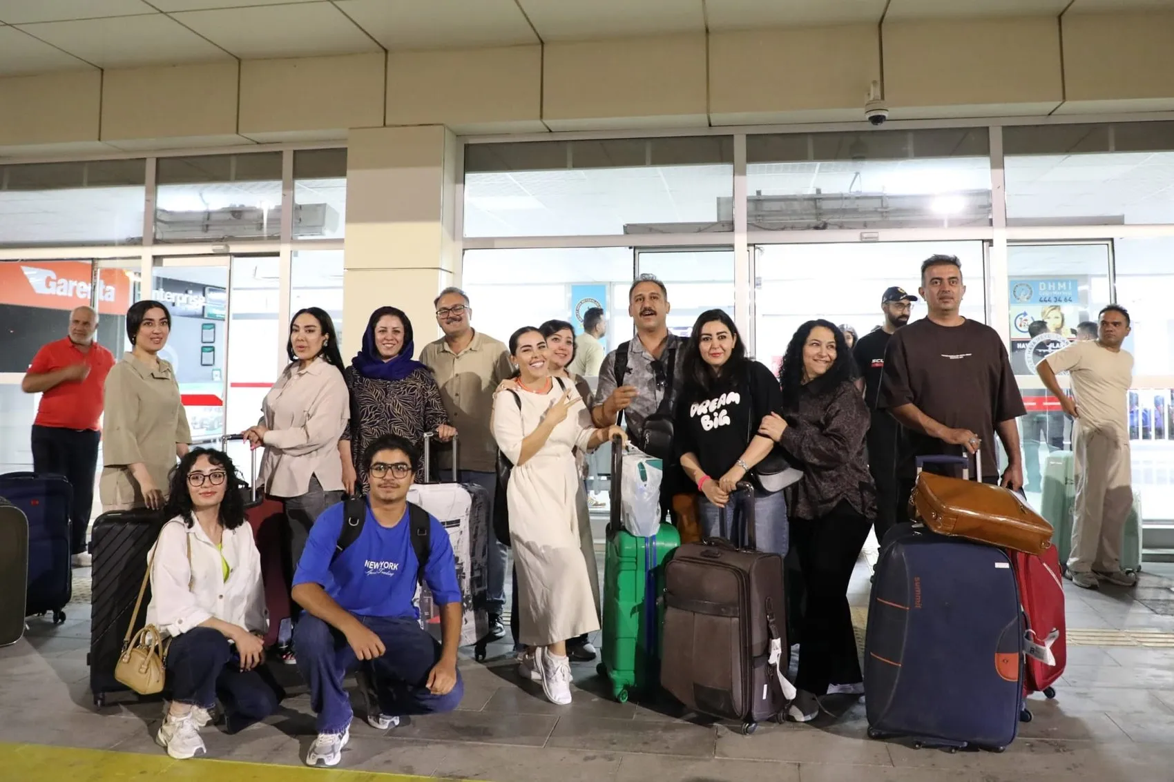 İlk uçuşun yolcuları Van’da çiçeklerle karşılandı Tahran’dan 80 turist geldi
