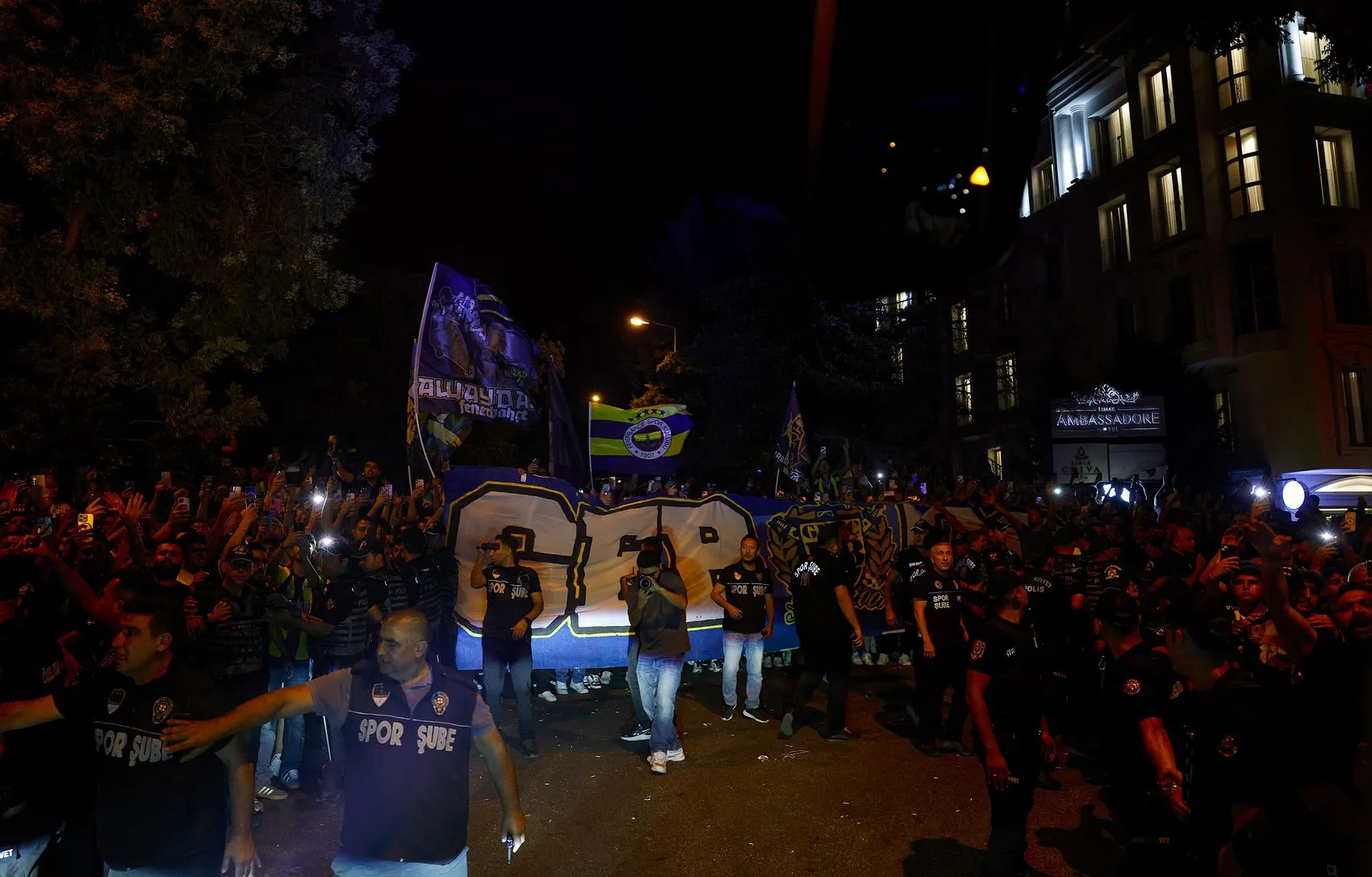 Fenerbahçe Ankara’ya geldi taraftar oteli bastı
