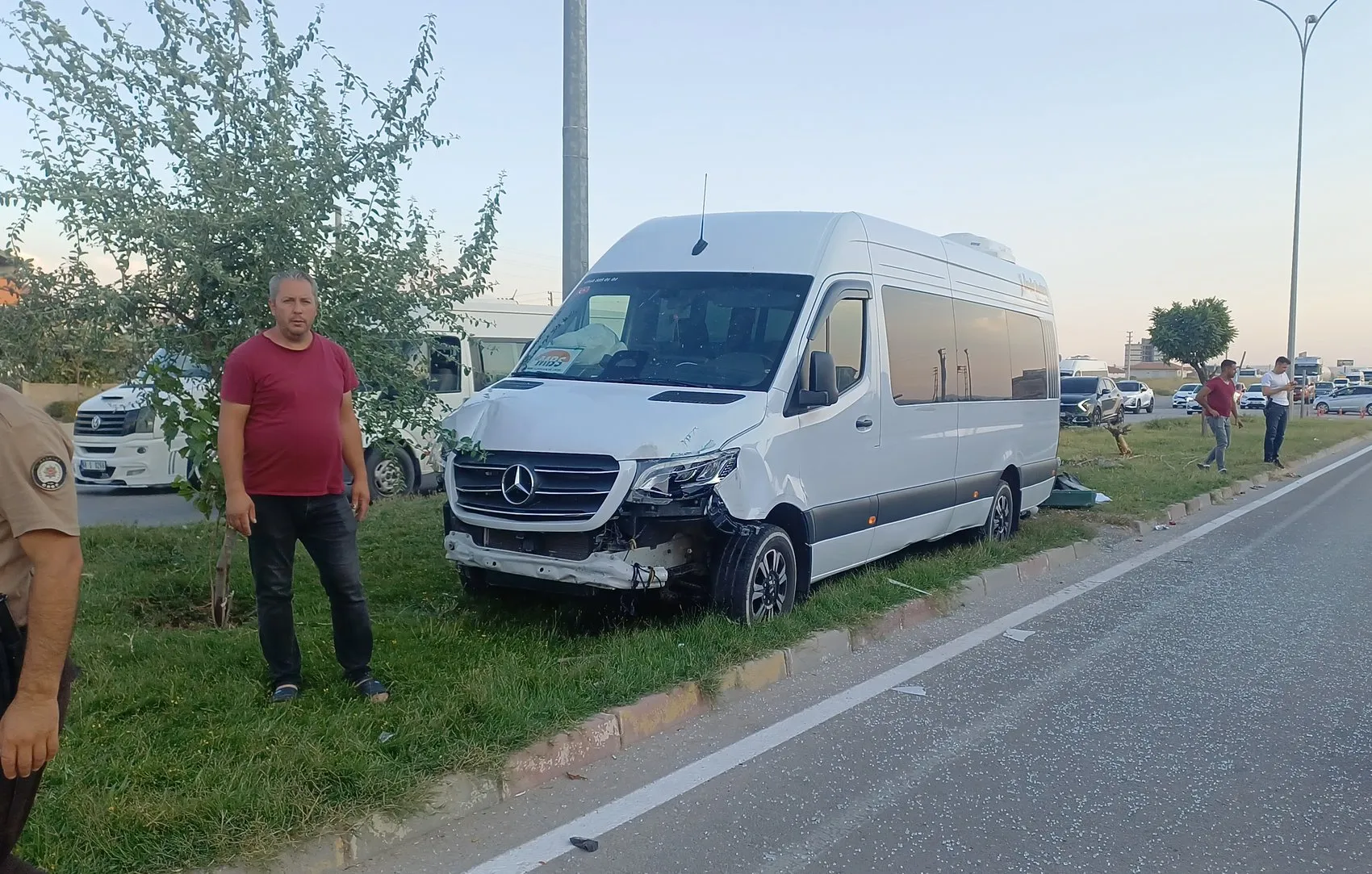 Metal fabrikası işçilerini taşıyan servis panoya çarptı