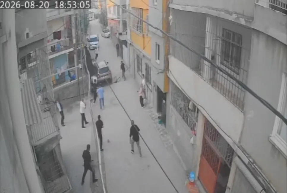 Adana'da aile kavgasında direksiyonu kalabalığın üzerine kırdı
